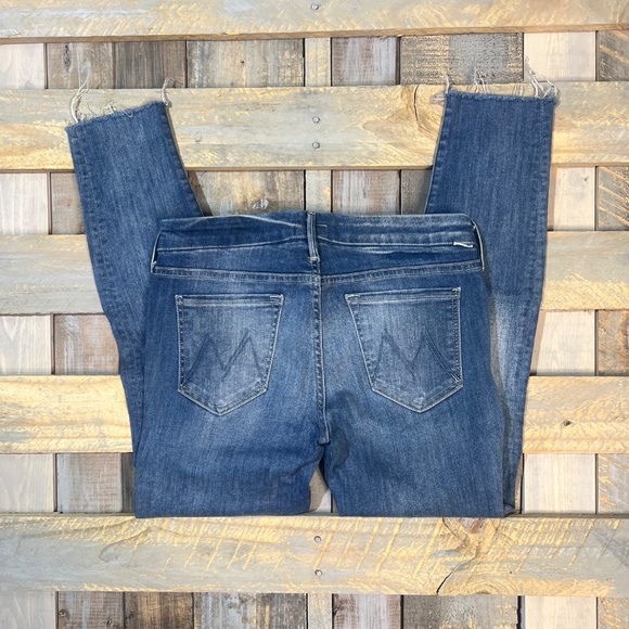 Distressed [Mother] Skinny <Looker Ankle Fray> Trashed Blue Jeans | 29 Medium 8 - Picture 9 of 16